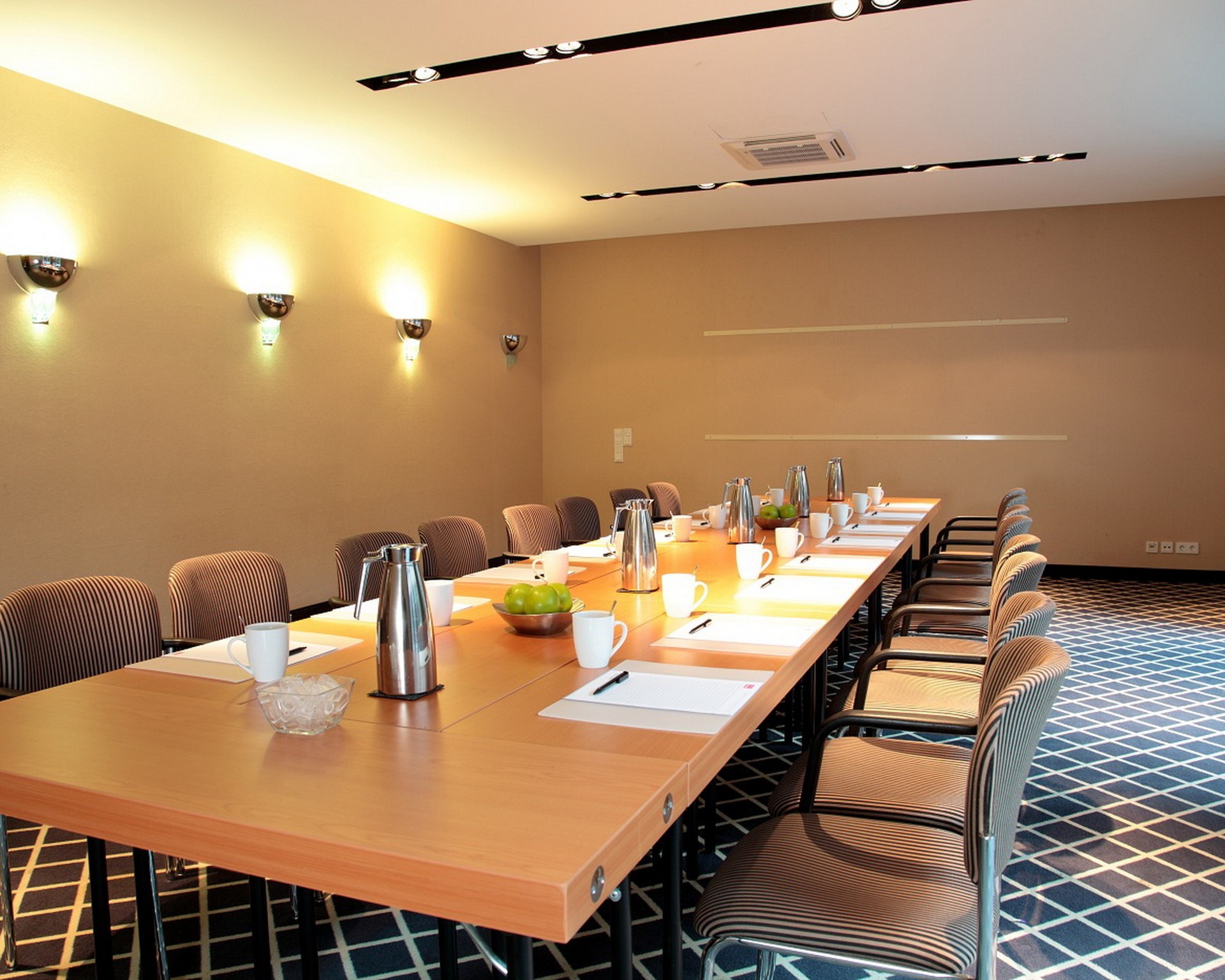 Tagungsraum Braunlage Blocktafel relexa hotel Berlin - Tagungsraum Braunlage Blocktafel